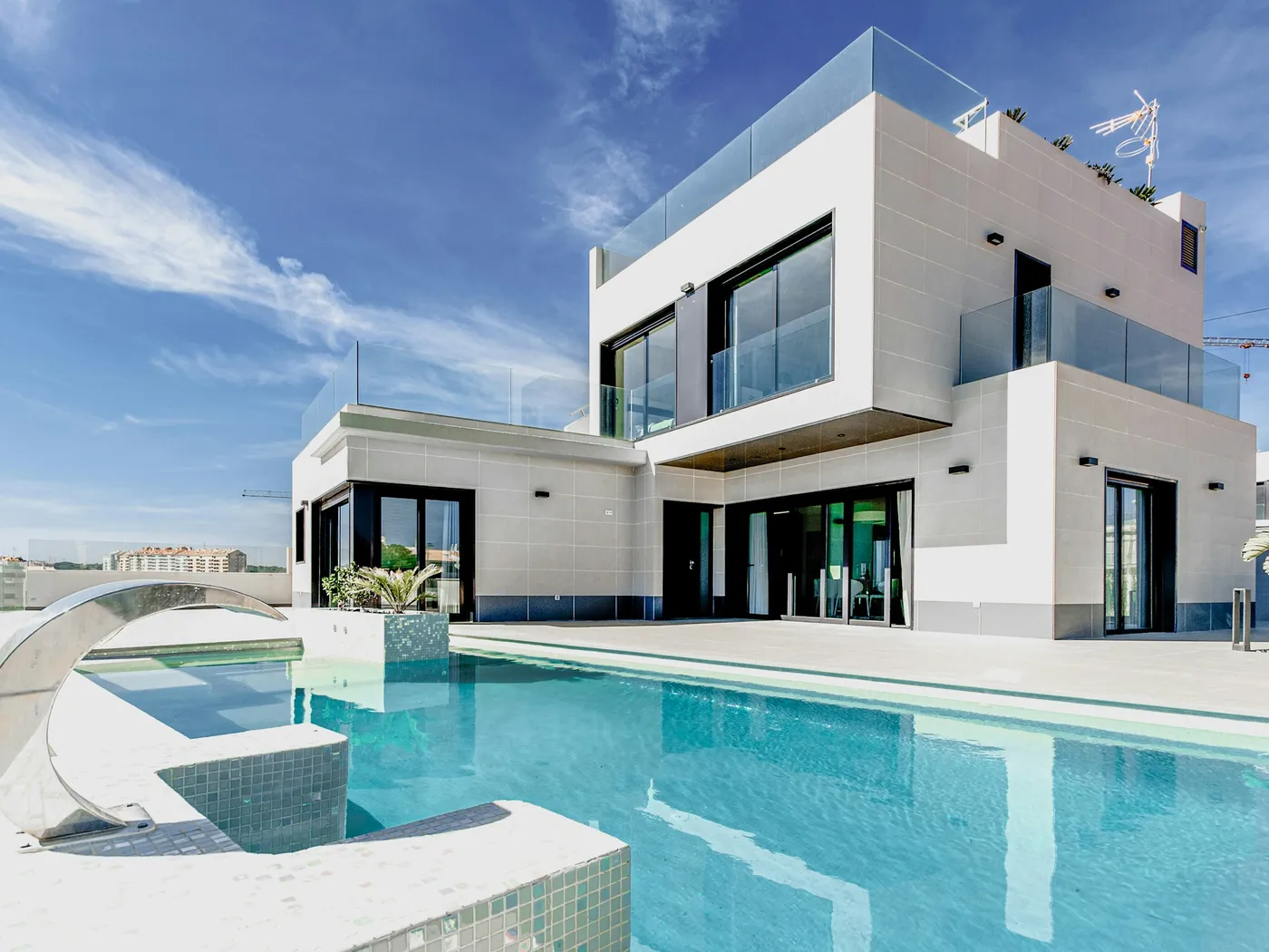 Casa blanca de un nivel con alberca y jardín